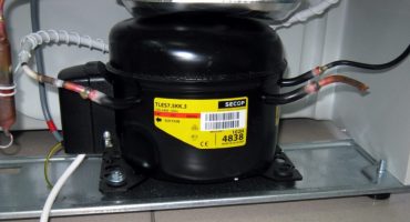 Le réfrigérateur grince, clique, bourdonne, éclate pendant le fonctionnement - que faire